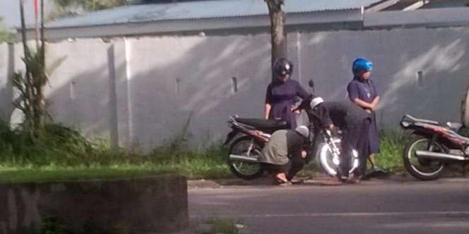 Foto Dua Ustaz Bantu Biarawati Jadi Viral