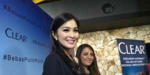 Rahasia Rambut Sehat ala Sandra Dewi
