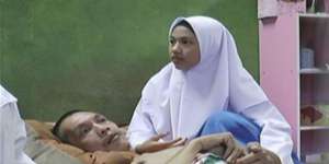 Balasan Manis Ketabahan Gadis Belia Rawat Ayah Lumpuh