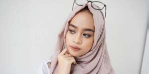 Thalia Intani: Cara Bentuk Alis dengan `Cake Powder`