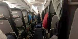 Penumpang Pesawat Duduk dengan Jenazah