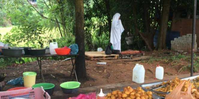 Masya Allah... Meski Sibuk, Pedagang Ini Tak Lupakan Sholat