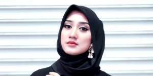 Bosan Pakai Jilbab Hitam? Padukan dengan Ini Yuk!