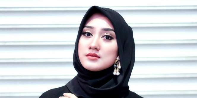 Bosan Pakai Jilbab Hitam? Padukan dengan Ini Yuk!