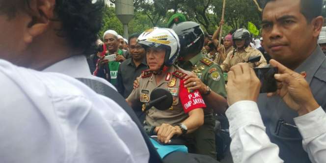 Aksi Unik Dua Jenderal Ibukota Pantau Demo Ahok