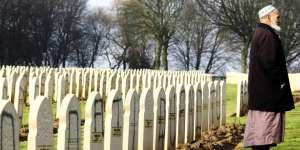 Bolehkah Masuk Pemakaman Memakai Alas Kaki?