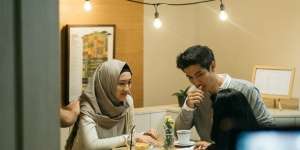 Wanita Berhijab Itu Tandanya Serius, Benarkah?