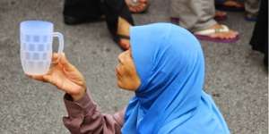 Pengemis Berhijab Kumpulkan Rp34 Juta, Pas Diciduk Ternyata...