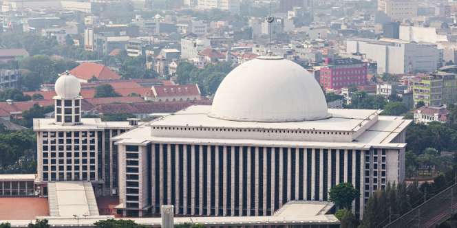 Menyingkap Sejarah Islam di Masjid Ikonik Indonesia