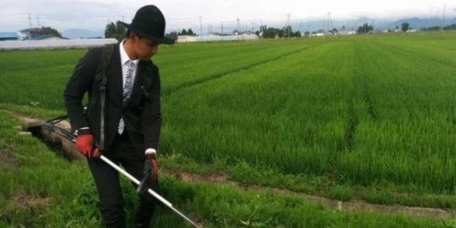 Cerita Unik di Balik Petani Pakai Jas di Sawah