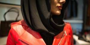 Bingung Memilih Baju Pesta dengan Hijab, Cari Tahu Jawabannya