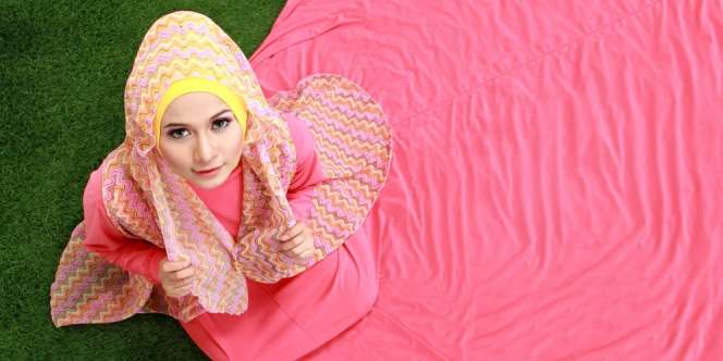 Cara Stylish dengan Padu Padan Warna Hijab Cerah