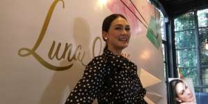 Luna Maya Kenalkan Bulu Mata Palsu yang Halal untuk Hijaber