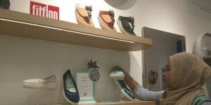 Tips Padukan Busana Sehari-hari dengan Sepatu Flat