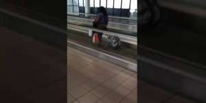 Video Aksi Wanita Naik Travelator Bikin Ngakak