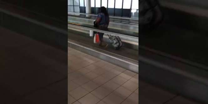 Video Aksi Wanita Naik Travelator Bikin Ngakak