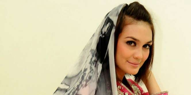 Kangen Syuting, Luna Maya Pacaran dengan Ponsel