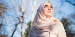 Tips Agar Bau Parfum Tahan Lama untuk Perempuan Berhijab