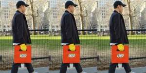 Unik! Tas Ini Didesain Mirip Seperti Tangan Lego