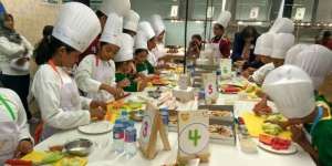 Rayakan Hari Chef Sedunia, Ratusan Anak SD Masak Bersama