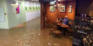 Foto Kakek Kebanjiran di Kedai Kopi Ini Jadi Viral