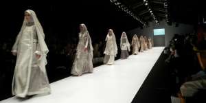 Irna Mutiara, Embun, dan Kemegahan Swarovski di JFW 2017