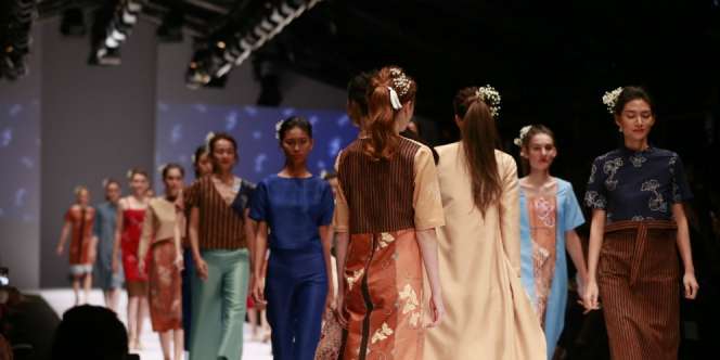 Gelaran Busana Persembahan Penyintas Kanker di JFW 2017