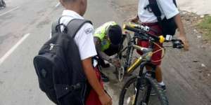 Bantu Anak SD Perbaiki Sepeda, Polisi Ini Panen Pujian