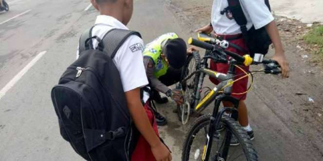 Bantu Anak SD Perbaiki Sepeda, Polisi Ini Panen Pujian