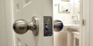 Malu Ketahuan Curi Kursi Toilet, Si Bankir Pilih `Resign`