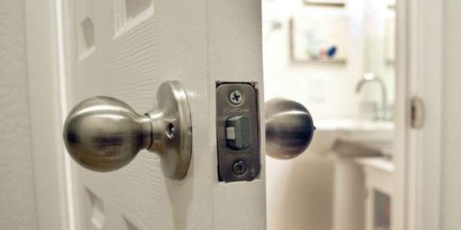 Malu Ketahuan Curi Kursi Toilet, Si Bankir Pilih `Resign`