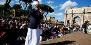 Ratusan Masjid Ditutup, Muslim Italia Sholat di Colosseum