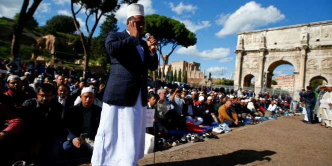 Ratusan Masjid Ditutup, Muslim Italia Sholat di Colosseum