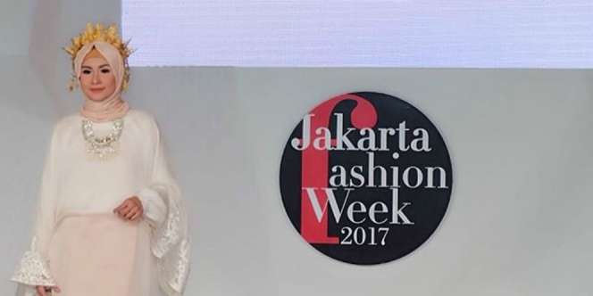 Soraya Larasati Senang Pakai Busana Produk Lokal