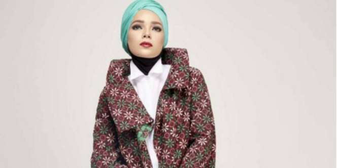 Pecinta Kain Batik, Dewi Sandra Pilih Motif Lurik Polos