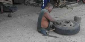 Kegigihan Tukang Tambal Ban Ini Bikin Meleleh...