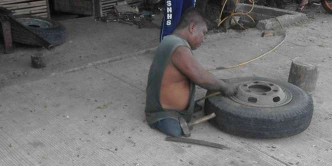 Kegigihan Tukang Tambal Ban Ini Bikin Meleleh...