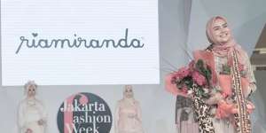 Ria Miranda Kenalkan Batik asal Padang di JFW 2017