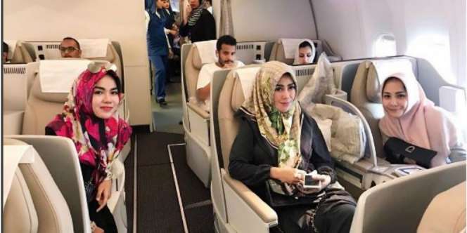 Umroh, Nagita Slavina Tampil Cantik dengan Hijab