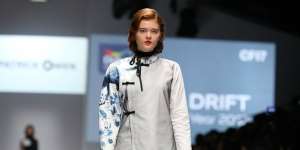 Pesona Kelir Biru Patrick Owen dalam Sentuhan Denim