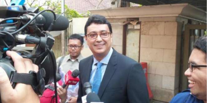 Husain Abdullah, Dari Jurnalis, Jubir Wapres Hingga Walikota