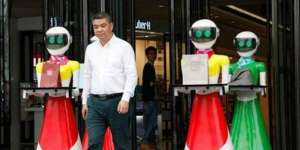 Viral, Ulah Orang Kaya Baru Belanja Dikawal 8 Robot
