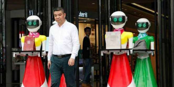Viral, Ulah Orang Kaya Baru Belanja Dikawal 8 Robot