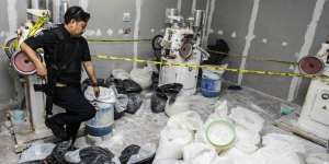 Terbongkar! Gudang Obat dan Jamu Ilegal di Jakarta