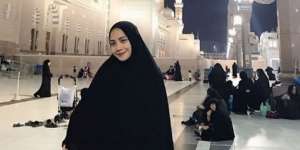 Pulang Umroh, Nagita Slavina didoakan Berhijab