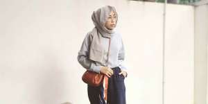 Yulia Rahmawati: Gaya Sporty Musim Hujan