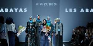 Inspirasi Indahnya Bumi Vivi Zubedi Lewat Les Abayas