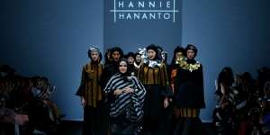 Hannie Hananto Aplikasikan Tenun Ikat Kediri ke Busana Hijab