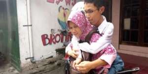 Perjuangan Ibu Jadi Kaki untuk Sang Anak