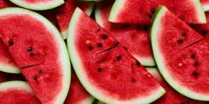 Ini Hikmah Mengapa Rasulullah Suka Makan Semangka